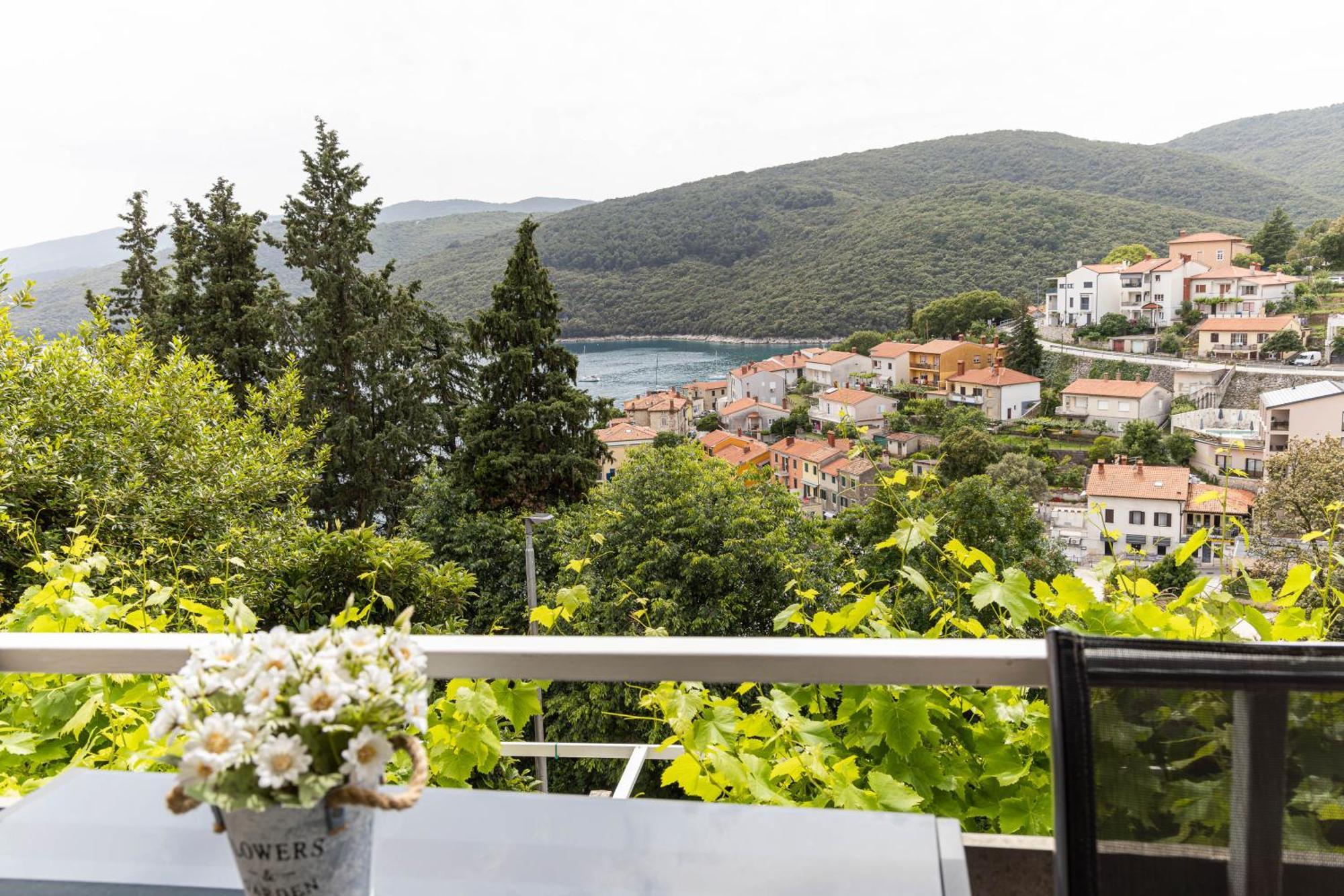Apartments Sea View Рабац Экстерьер фото
